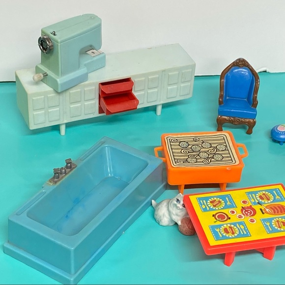 Vintage lot of doll furniture Fisher Price, Mattel, Hong Kong, etc. collection - Picture 12 of 13